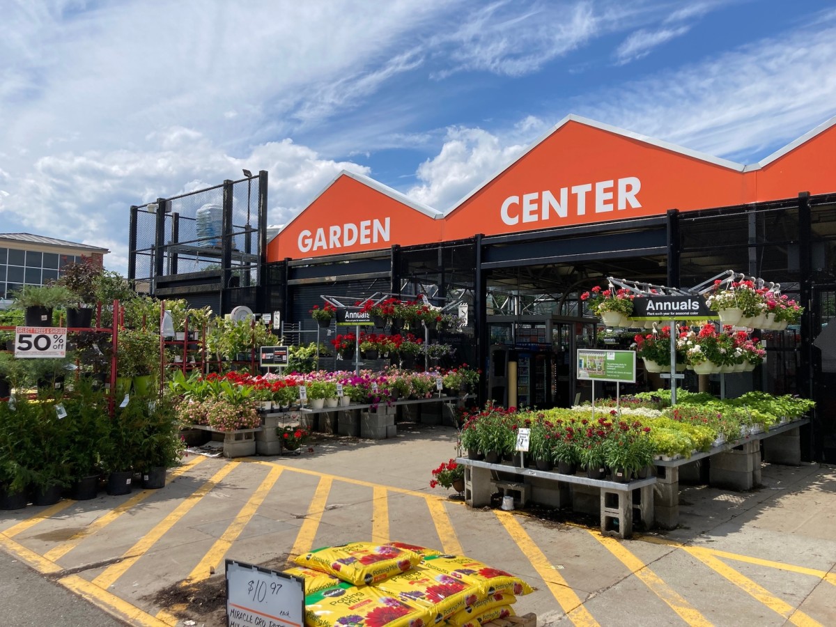 People Are Running to Home Depot for 50% Off Yard Decorations - Dengarden