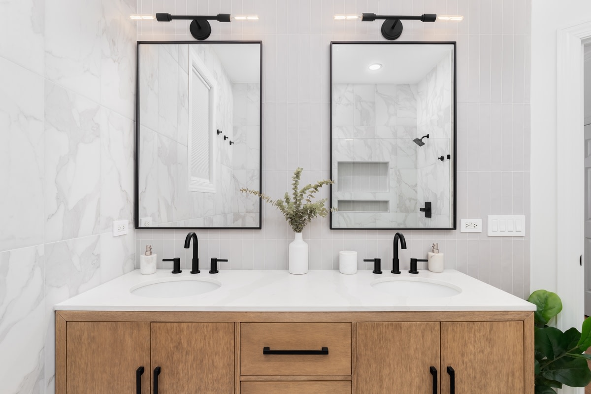 3 Renter-Friendly Hacks to Totally Upgrade the Bathroom - Dengarden News