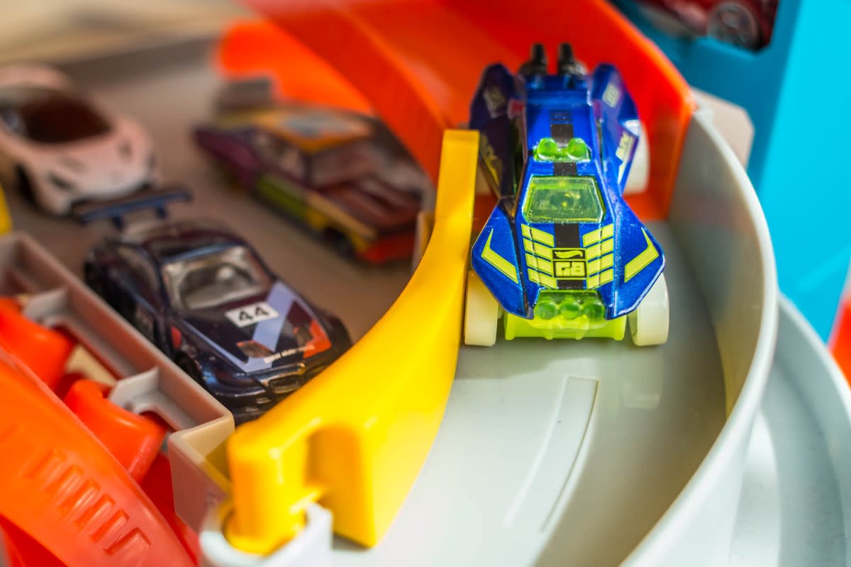 Hot wheels corner track online