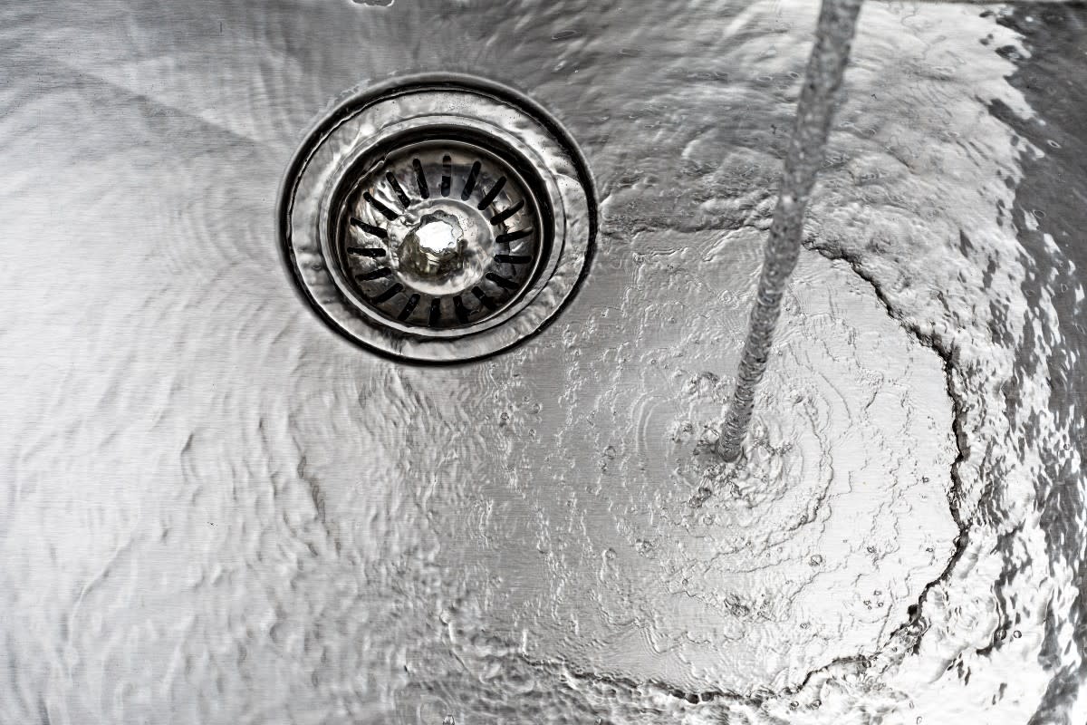 easy-cleaning-hack-restores-dirty-stainless-steel-sinks-using-only-two