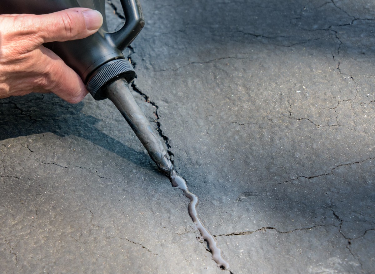 Man Shares Easy Trick for Repairing a Concrete Crack Before Winter ...