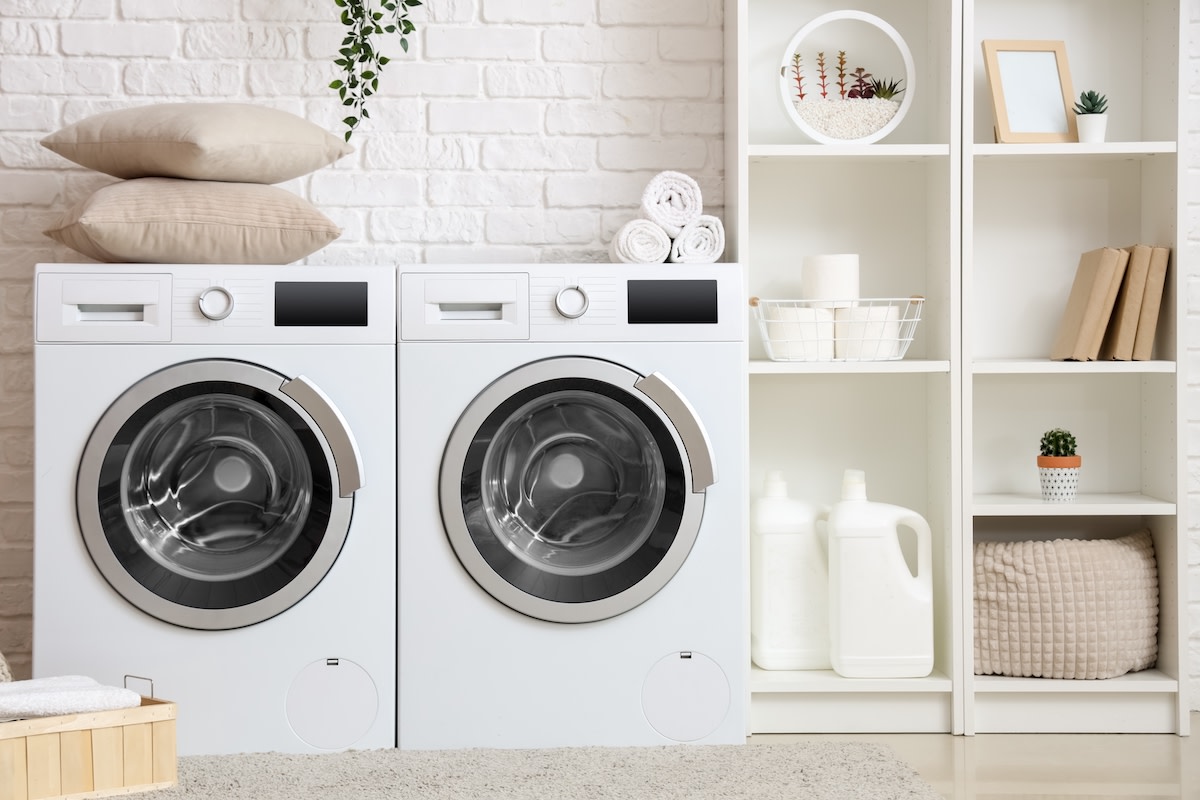 Woman Gives Junky Laundry Room a Fab Farmhouse-Style Makeover - Dengarden