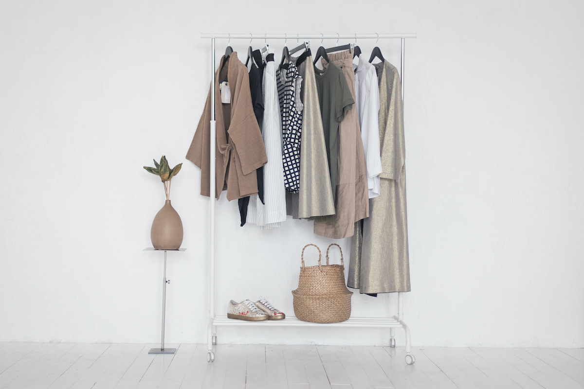 Easy DIY Hanging Chain Clothing Rack Spices up Any Walk-in Closet ...