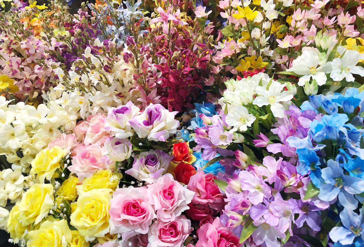 artist-uses-grandmother-s-funeral-flowers-to-make-a-memorial-resin-side