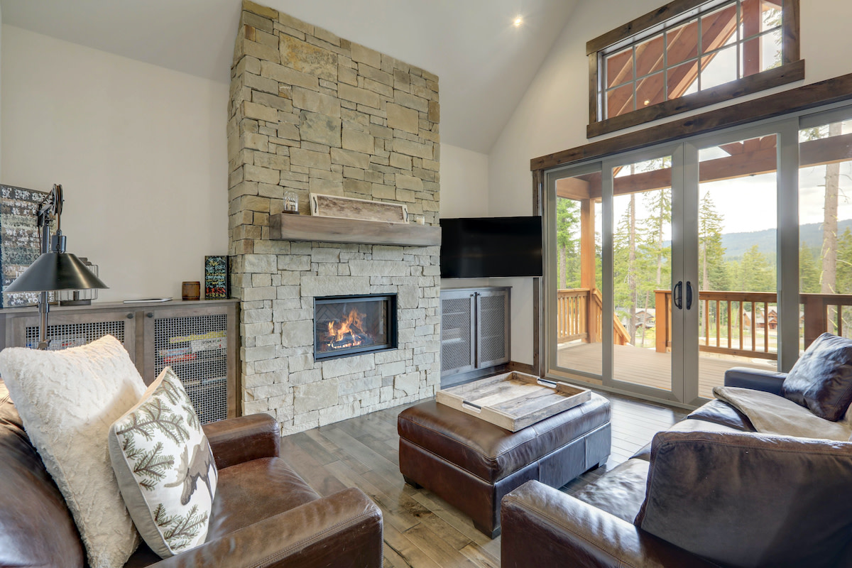 Woman Makes Over Fireplace With Simple but Sleek Mantle Addition ...