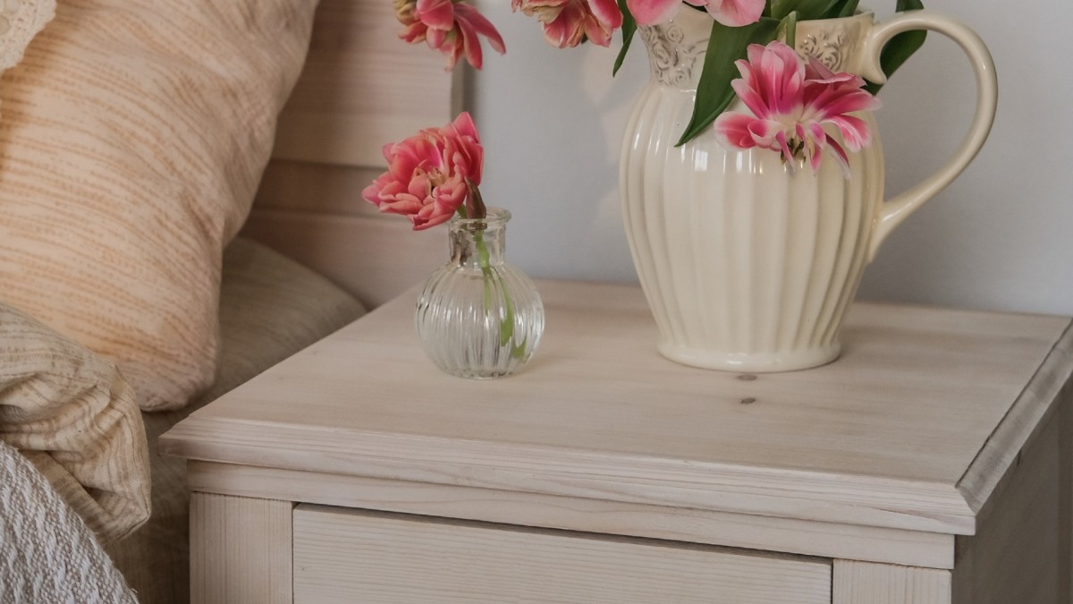 Dated Oak Nightstands Get Refreshing Upgrade Dengarden News