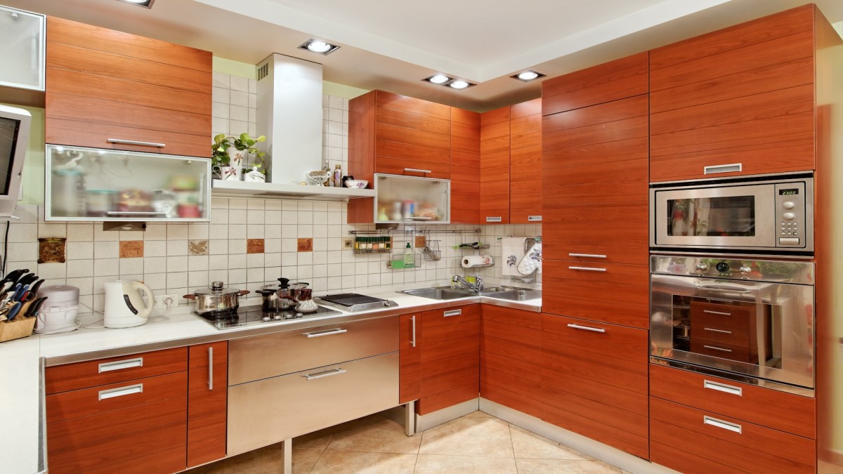 People Are Obsessed With Woman’s Reddish Brown Painted Cabinets - Dengarden