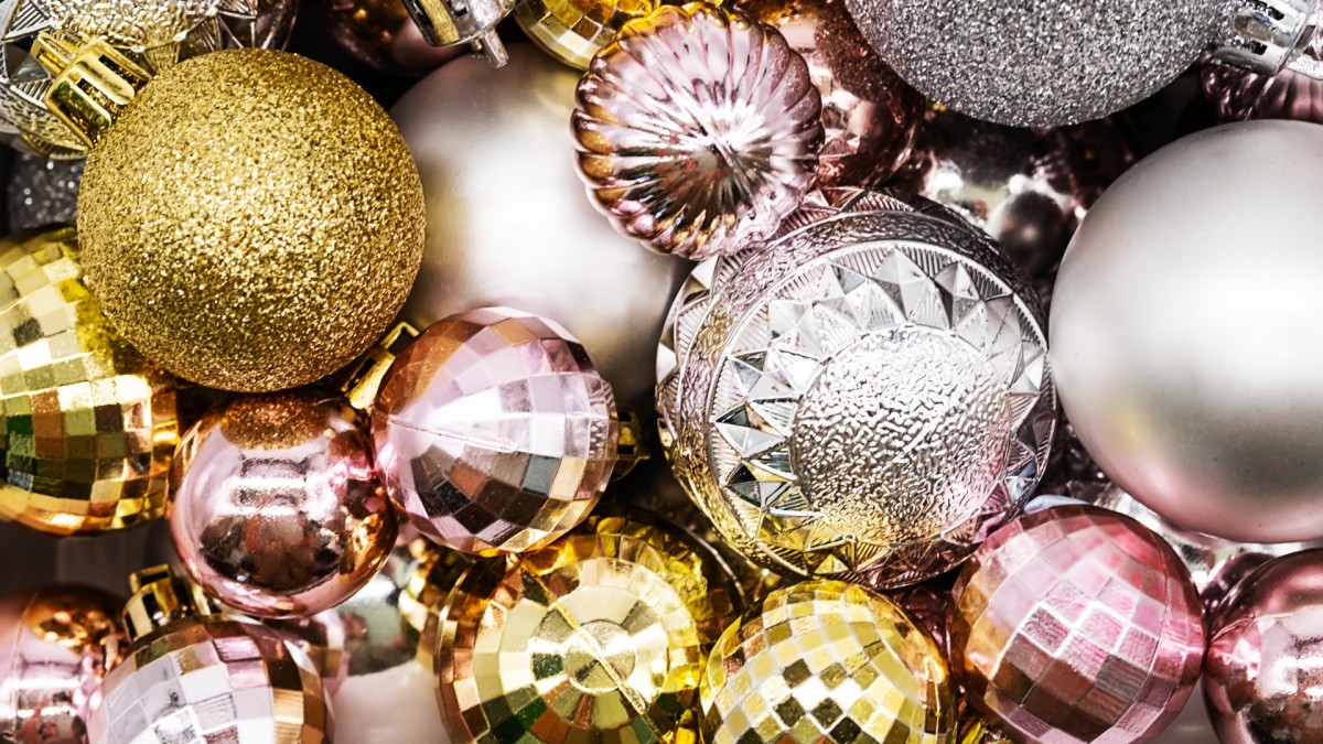 Epic Christmas Ornament TV Frame Is Perfect For the Holidays Dengarden News