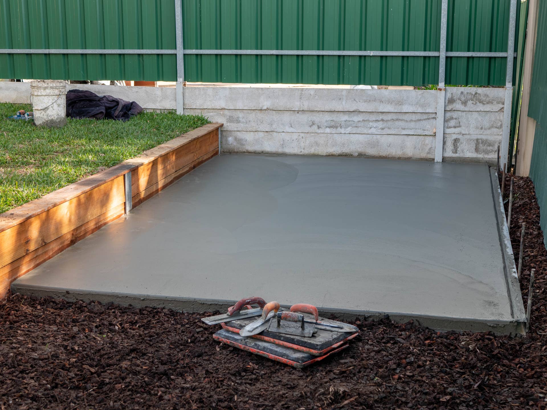 Contractor Shows the Strength of Wet-Poured Concrete and Dry-Poured ...
