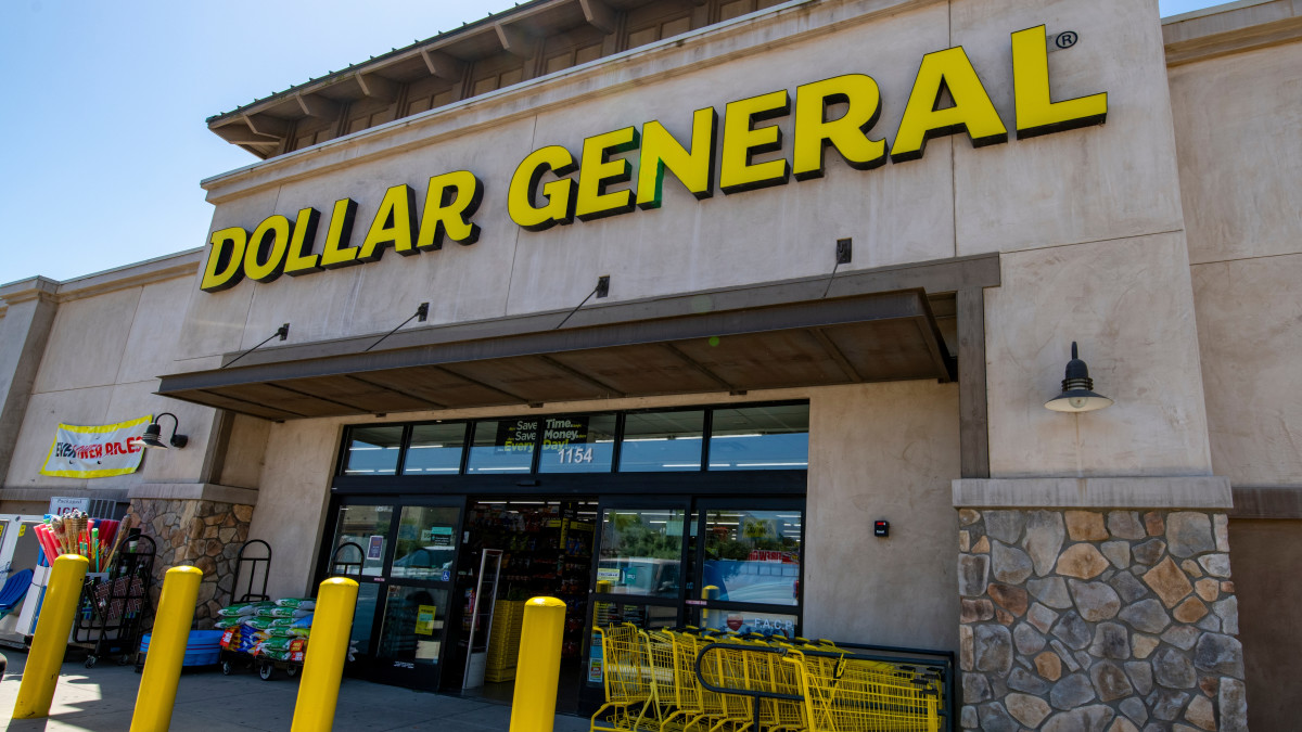 Dollar General Keeping Doors Open on Thanksgiving 2025 with Modified Hours
