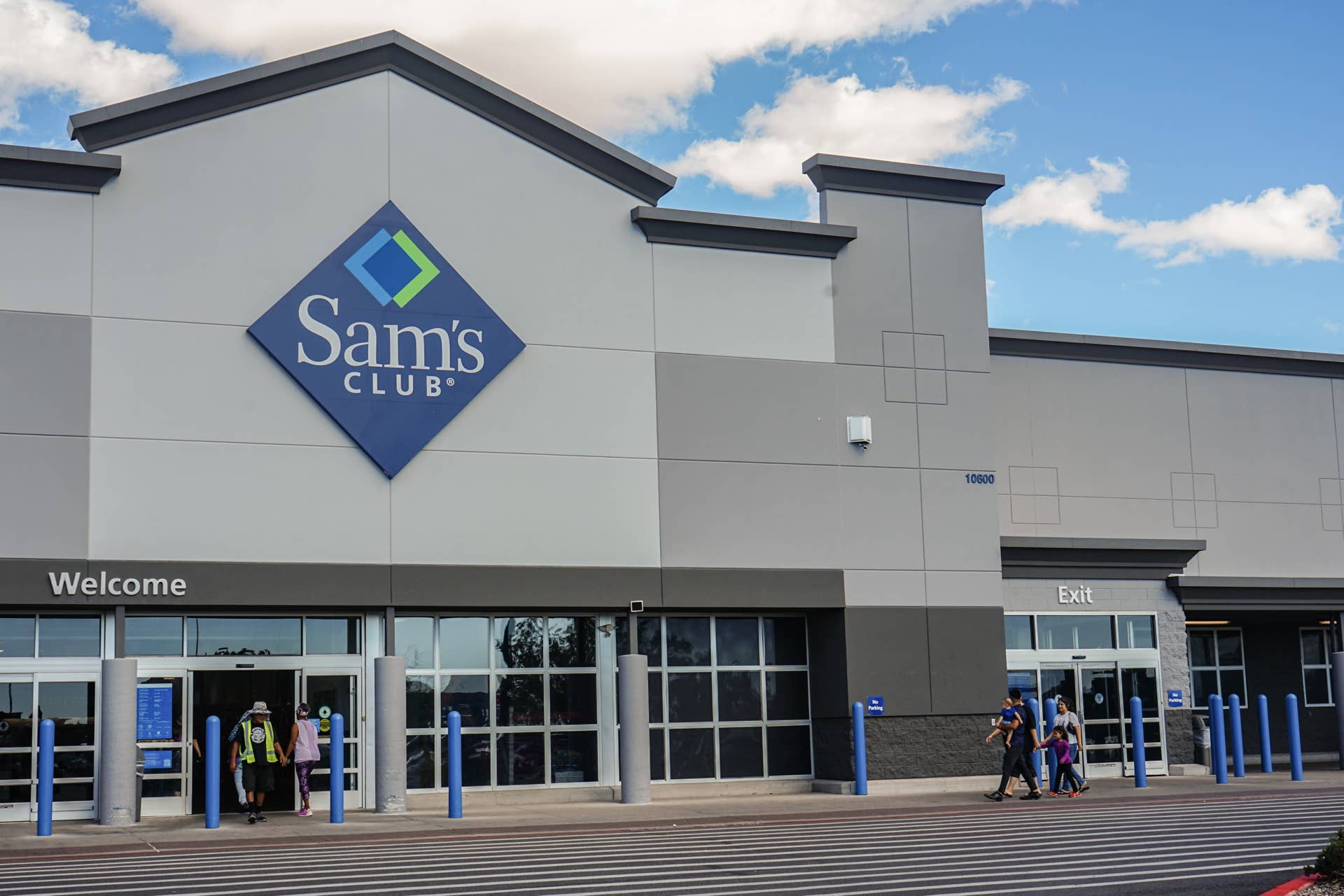 Sam’s Club Thanksgiving opening hours display for 2025
