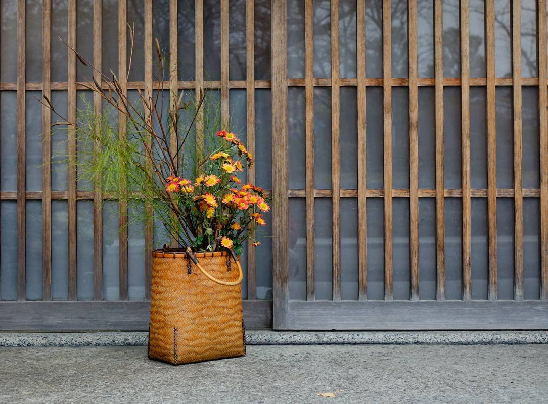 DIYer Turns Dollar Picture Frames Into a Rotating Display - Dengarden
