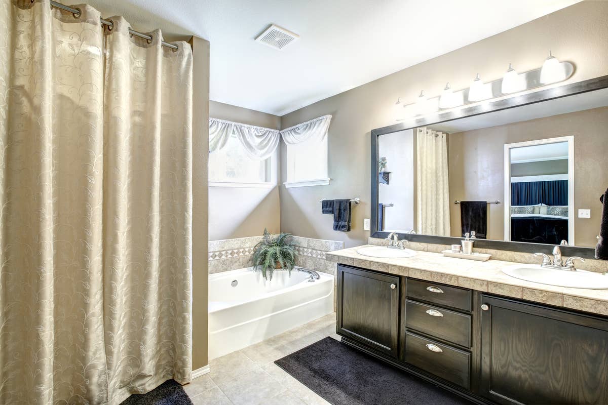 This Elegant and Easy Shower Curtain Hack Is a Simple Way To Make Any