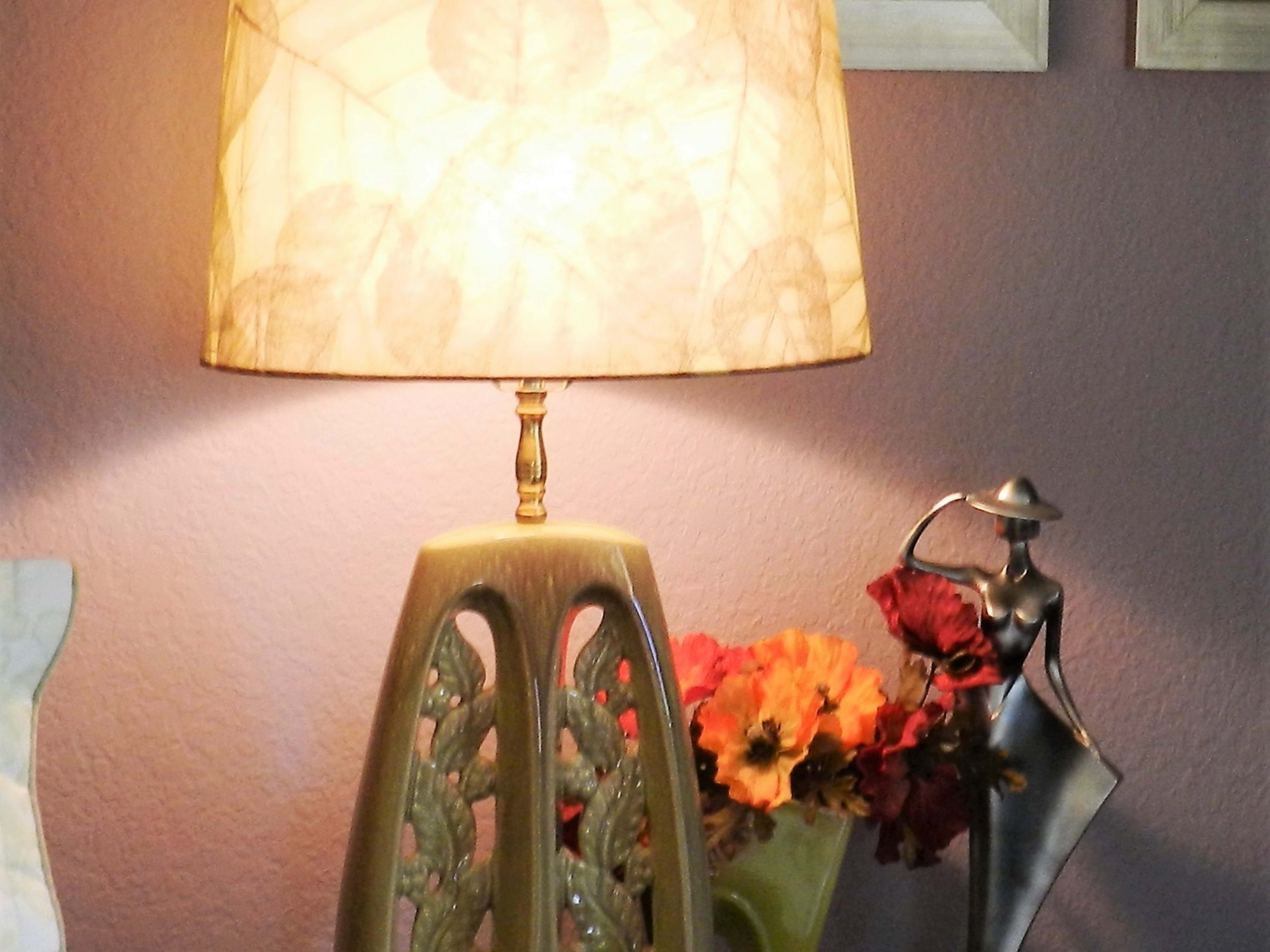 Vintage 1940s porcelain table lamp top - Romantic Decor