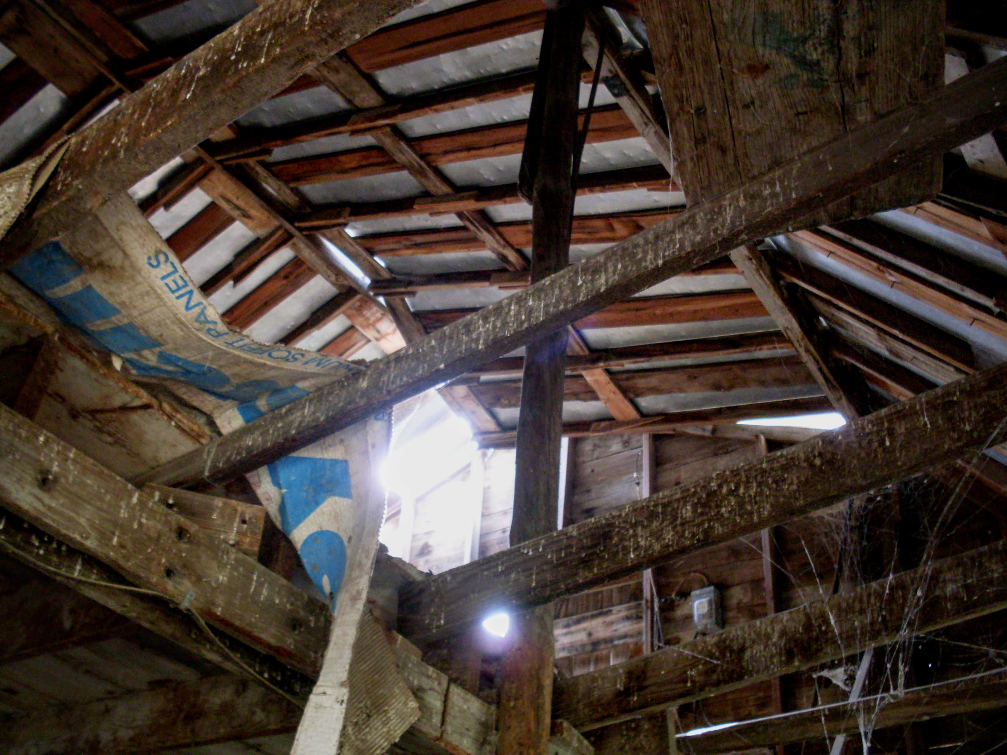 How to Fix a Sagging Barn Roof: Illustrated Guide - Dengarden