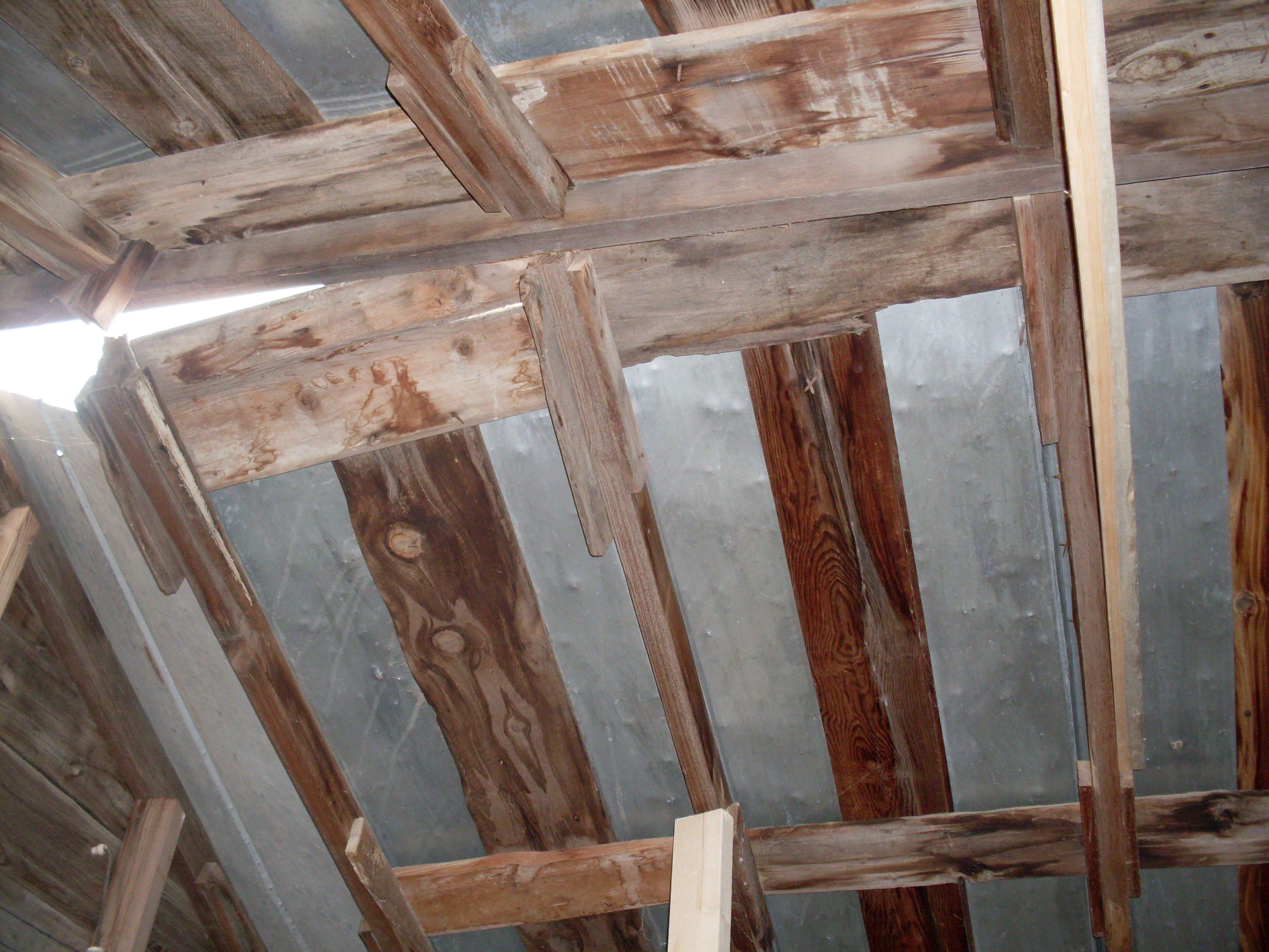 How to Fix a Sagging Barn Roof: Illustrated Guide - Dengarden