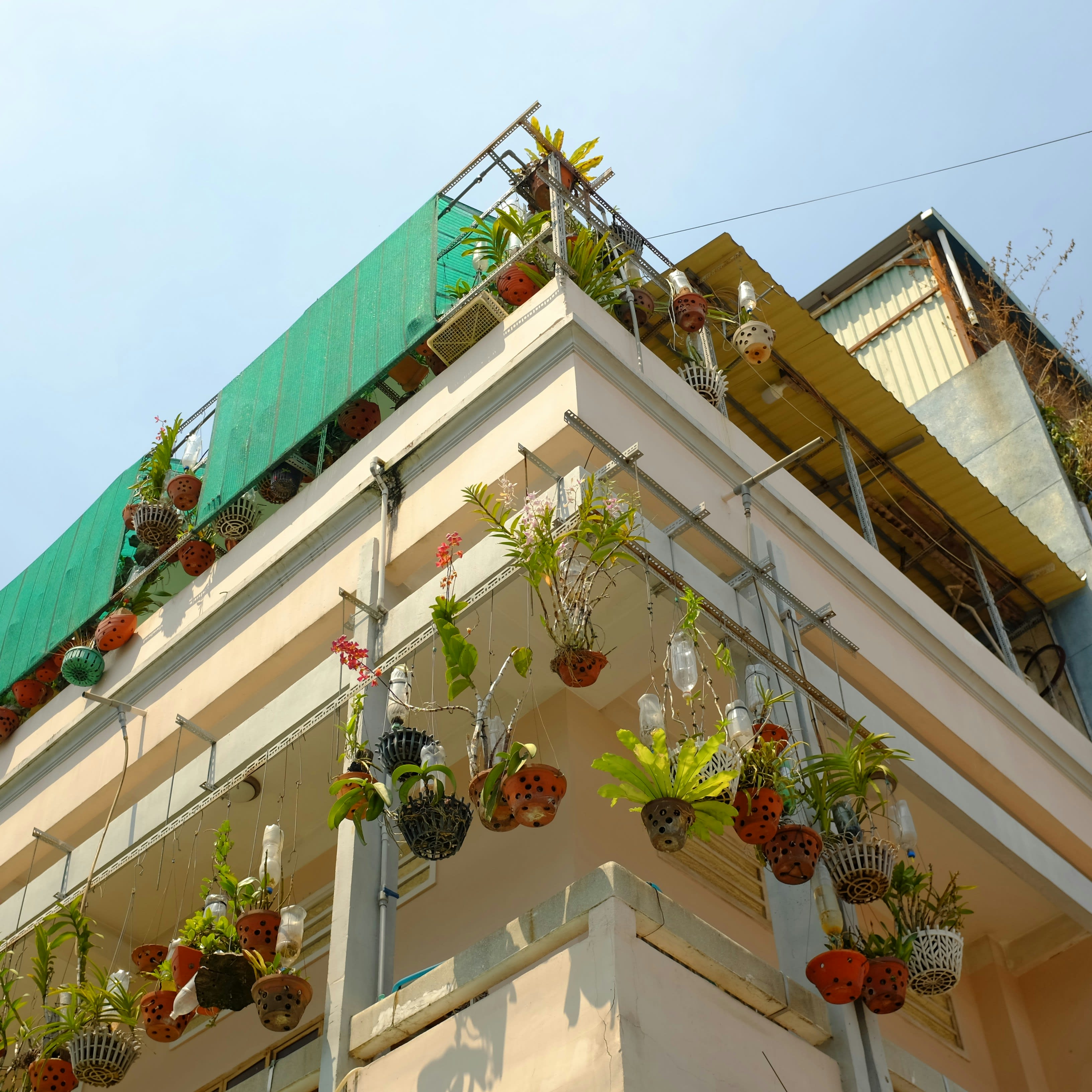 How to Hang Balcony Planters: Easy Steps for Stunning Green Spaces