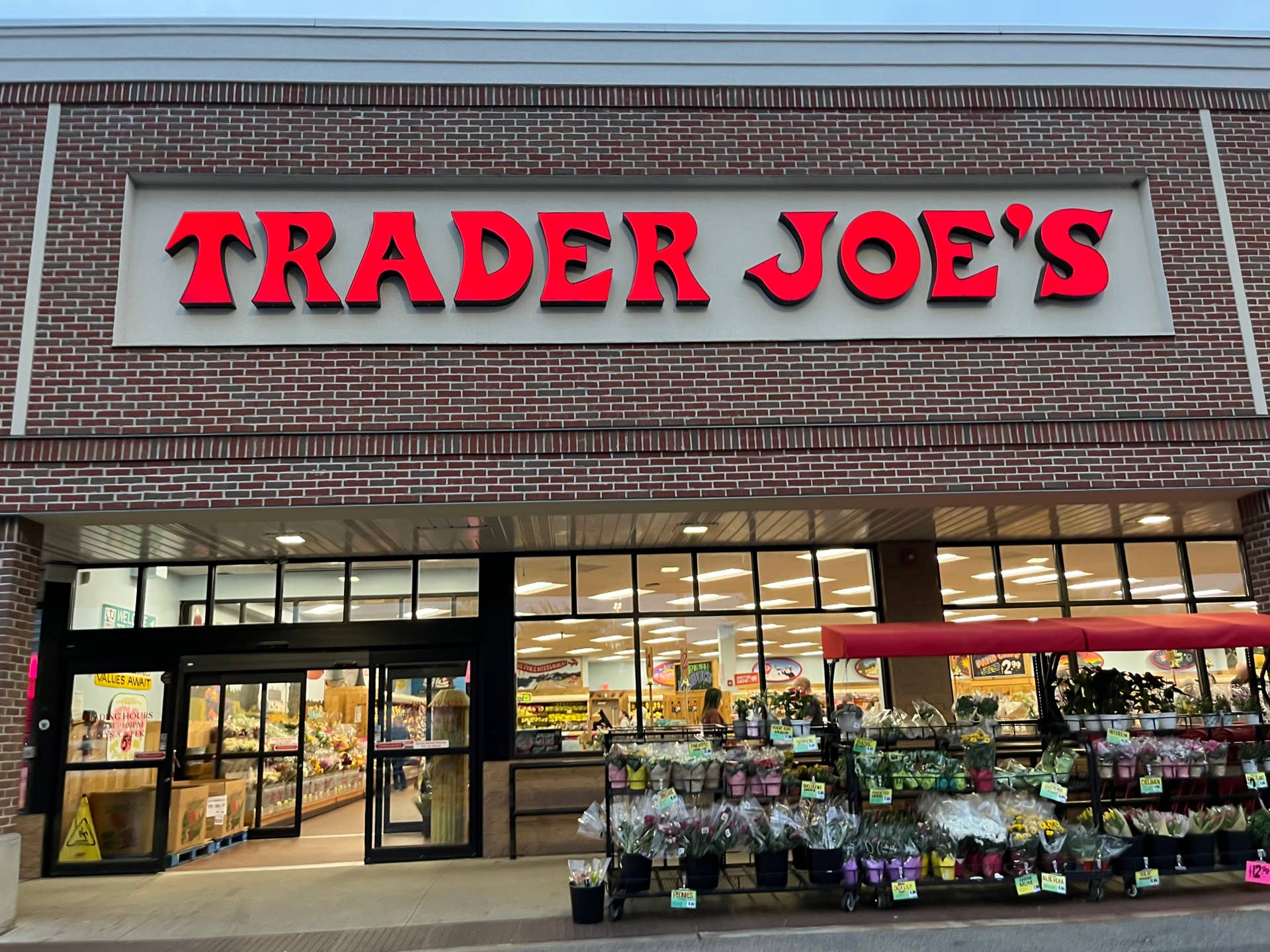 Is Trader Joe's Open on Christmas Day? 2025 Holiday Hours - Dengarden